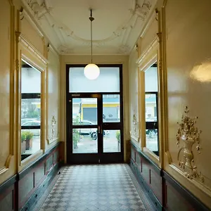 https://hotel-pension-bernstein-am-kurfurstendamm.find-berlin-hotels.com